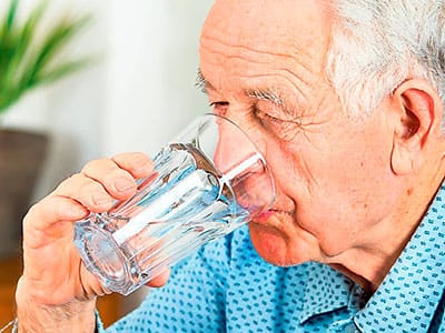 Evitar la deshidratación en ancianos